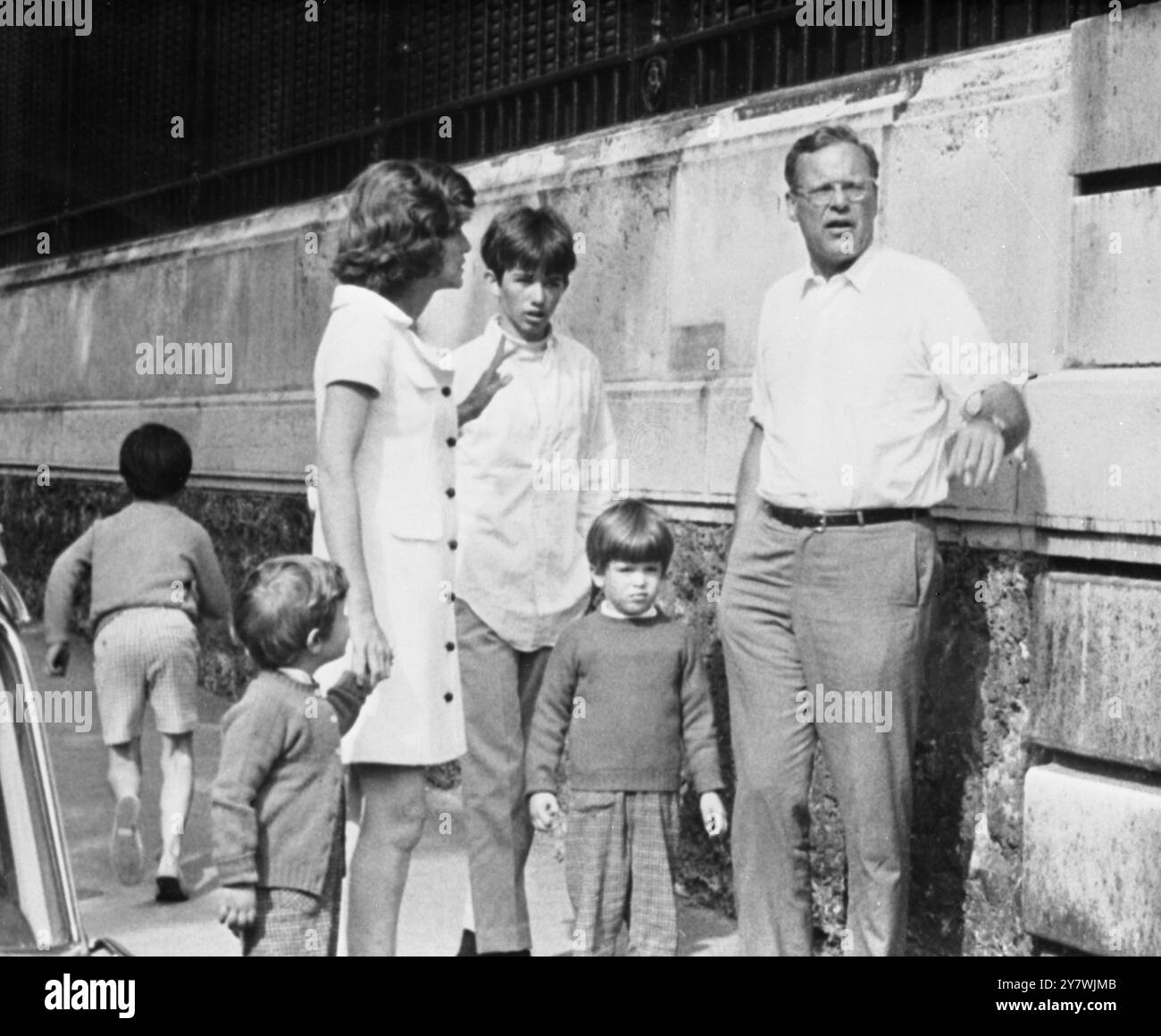 Robert Kennedy Jr , fils de 15 ans du sénateur des Etats-Unis Robert Kennedy , photographié à Paris le 26 juin 1968 avec sa tante , Mme Eunice Sargent Shriver , épouse de l'ambassadeur des Etats-Unis à Paris , et sœur du sénateur assassiné . On peut également voir Anthony Shriver , 2, Marc Shriver , 4, et M Lem Billings , un ami de la famille . Banque D'Images
