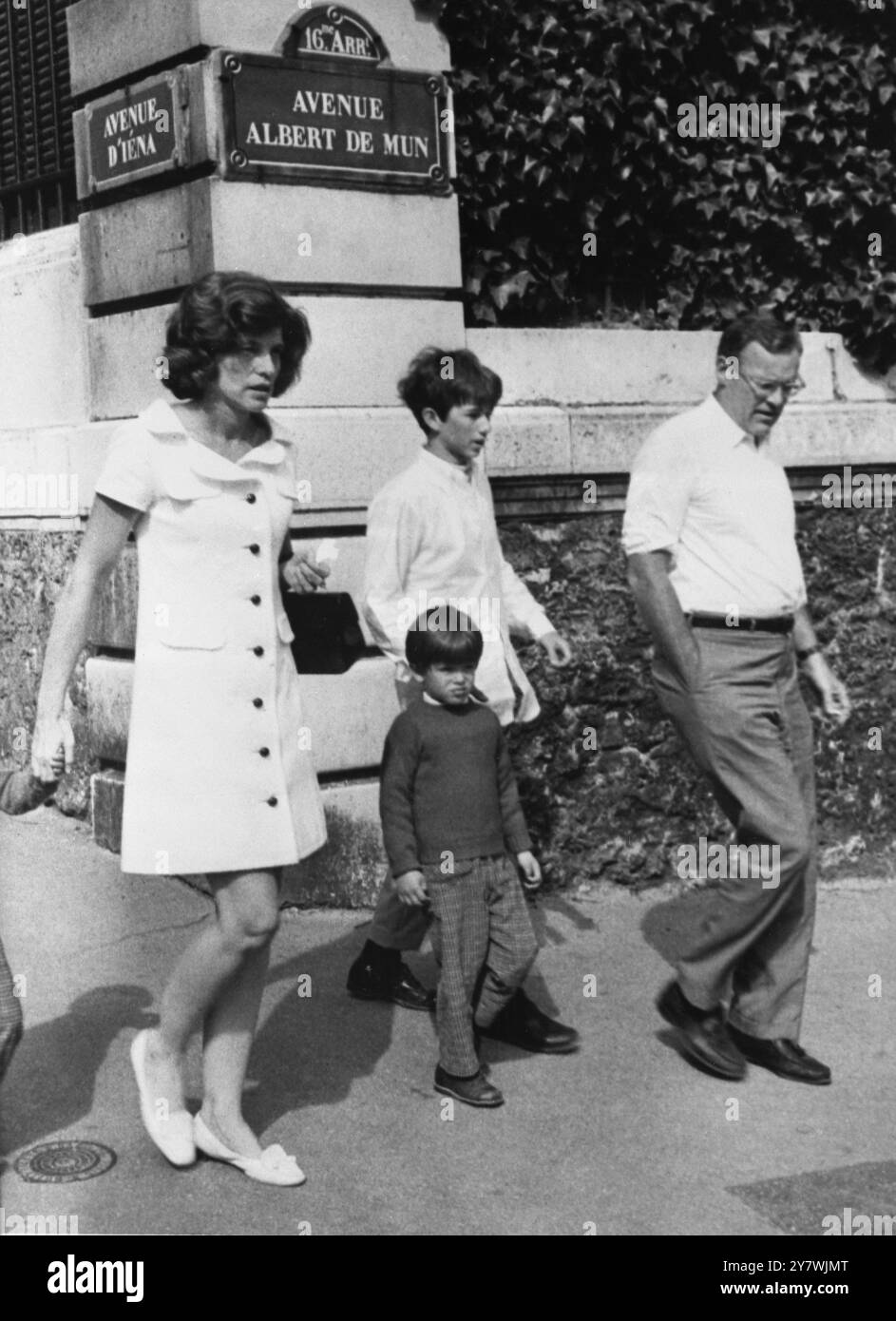 Marchant à Paris aujourd'hui avec sa tante Mme Eunice Sargent Shriver et son cousin Marc Shriver , âgé de quatre ans, est Robert Kennedy Jr , fils de feu le sénateur Kennedy . A droite, M. Lem Billings , un ami de la famille Shriver , le 26 juin 1968 Banque D'Images