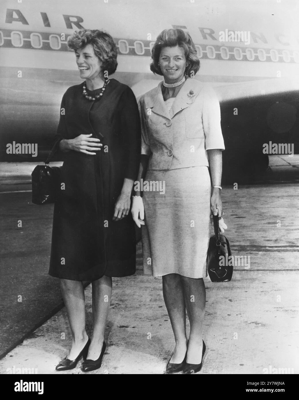 Mme R Sargent Shriver (à gauche) et Mme Stephen Smith , sœurs du Président John F. Kennedy d'Amérique partent pour Paris et les vacances européennes le 23 août 1961 Banque D'Images