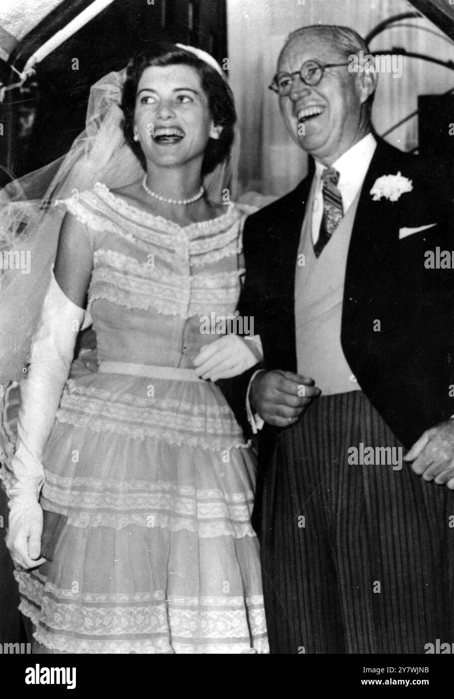L'ancien ambassadeur Joseph P. Kennedy escorte sa fille , Eunice Mary Kennedy , à la cathédrale St Patrick , New York où Miss Kennedy était mariée à Robert Sargent Shriver , jr . 24 mai 1953 Banque D'Images