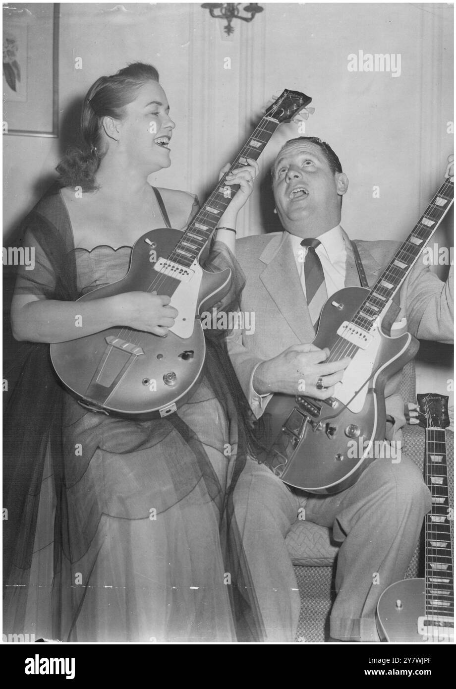 Les Paul et son épouse Mary Ford au Savoy Hotel avant leur première apparition au London palladium. 9 septembre 1952. Banque D'Images