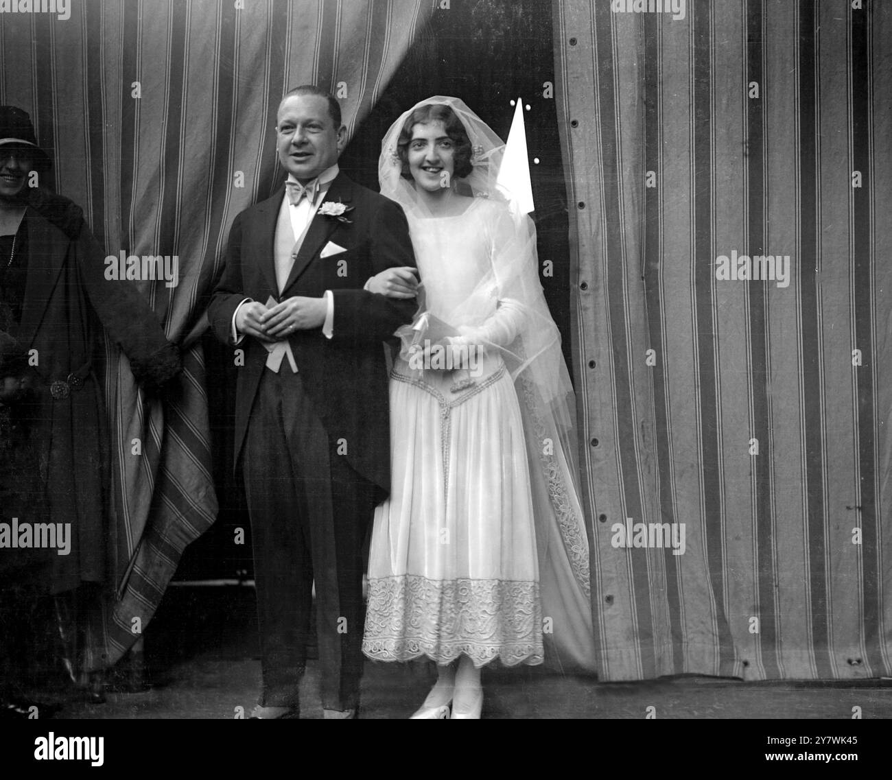 Mariage de M. Philip Mond , (fils de M. et Mme Emile Mond ) et de Mlle Elisabeth Derenberg à l'église St George , Hanover Square , Londres . 22 février 1927 Banque D'Images Mariage de M. Philip Mond , (fils de M. et Mme Emile Mond ) et de Mlle Elisabeth Derenberg à l'église St George , Hanover Square , Londres . 22 février 1927 Banque D'Images