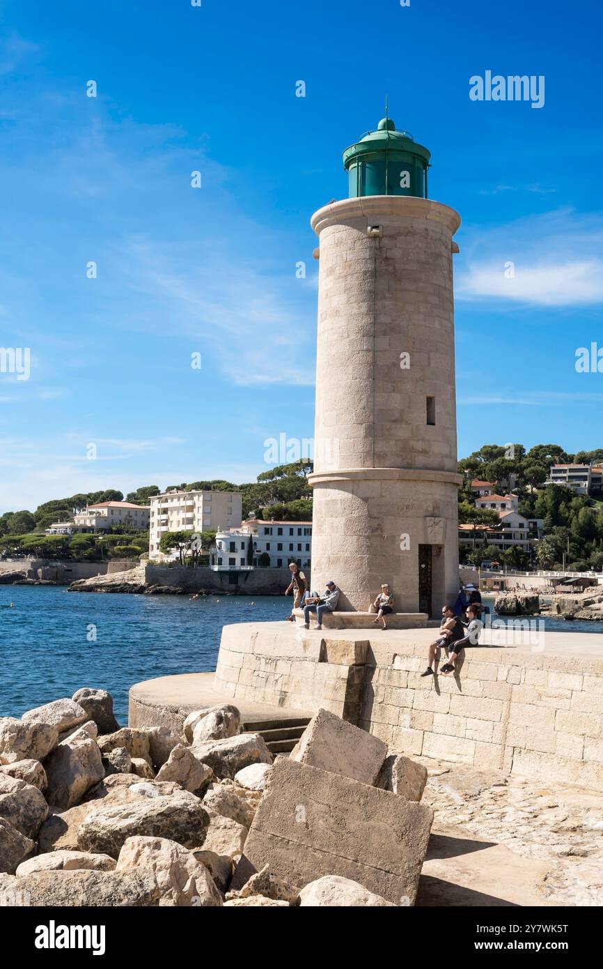 Les gens se relaxent sur la jetée à côté du phare de Cassis, France Banque D'Images
