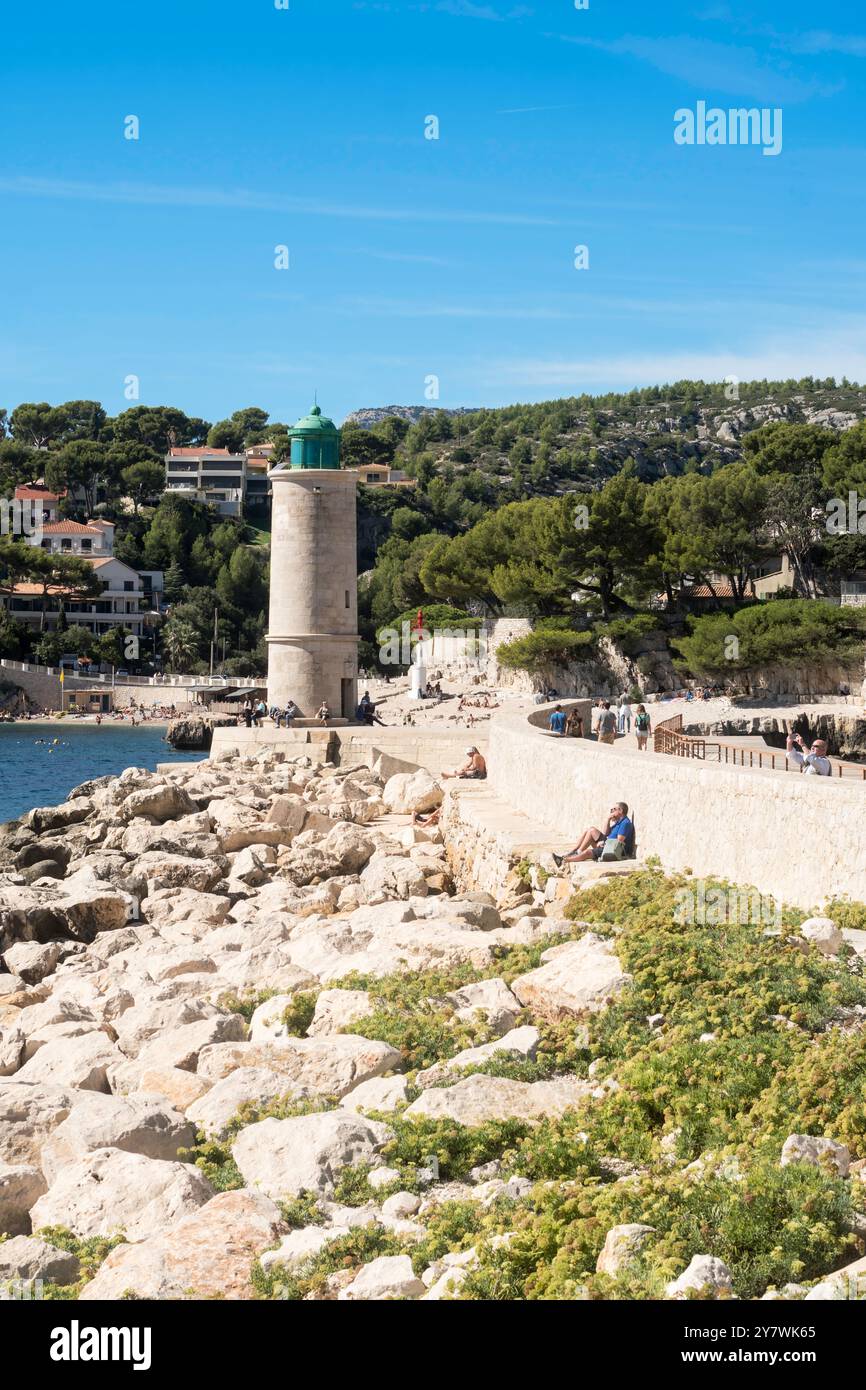 Les gens se relaxent sur la jetée à côté du phare de Cassis, France Banque D'Images