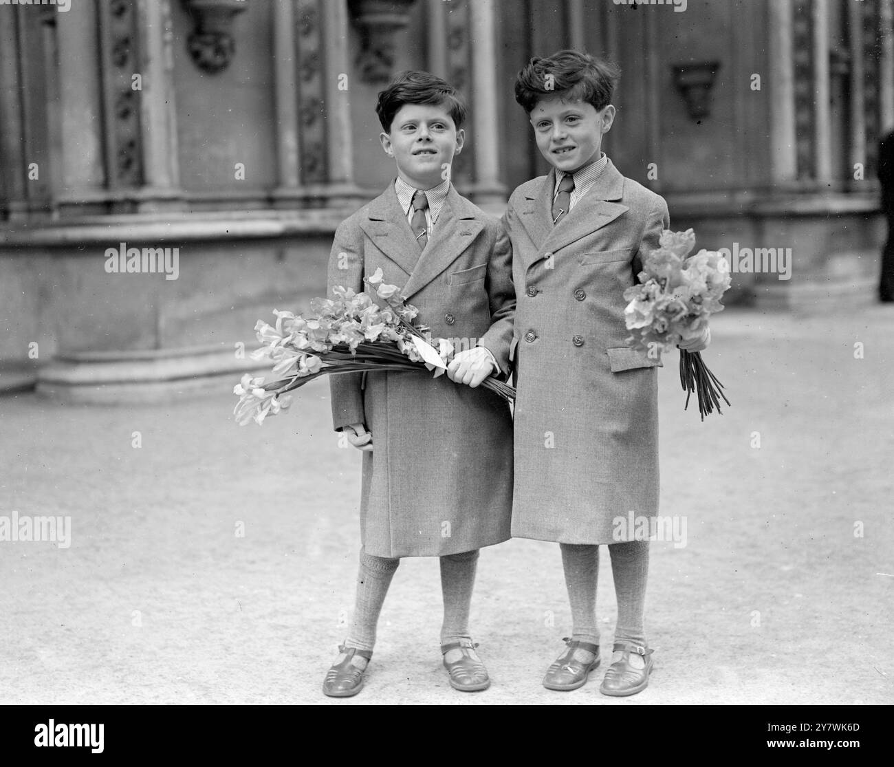 69e anniversaire de Dickens à l'abbaye de Westminster . Bourchier ( à gauche ) et Henry Dickens Hawksley (à droite) ; les arrière-arrière-petits-fils du célèbre auteur arrivent avec leurs couronnes . 9 juin 1939 Banque D'Images