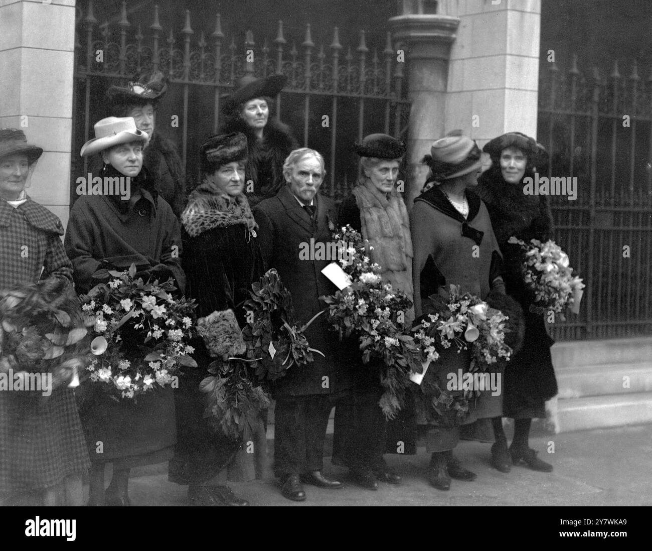 L'anniversaire de l'anniversaire de Dickens . Pèlerinage annuel sur la tombe de Dicken à Westminster , où des couronnes ont été déposées sur la tombe . M. Edwin Drew, le seul membre original survivant de la Dickens Society , est vu au centre . Banque D'Images