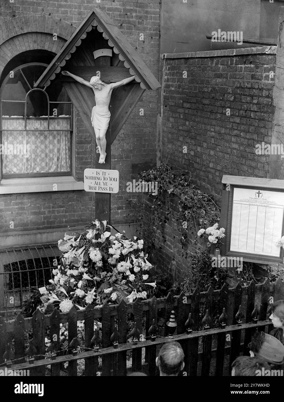 Calvaire de chemin érigé dans le jardin avant d'une maison à Cambridge Road , Londres , Angleterre Une réplique du calvaire en dehors de Murren , Suisse . 9 novembre 1916 Banque D'Images