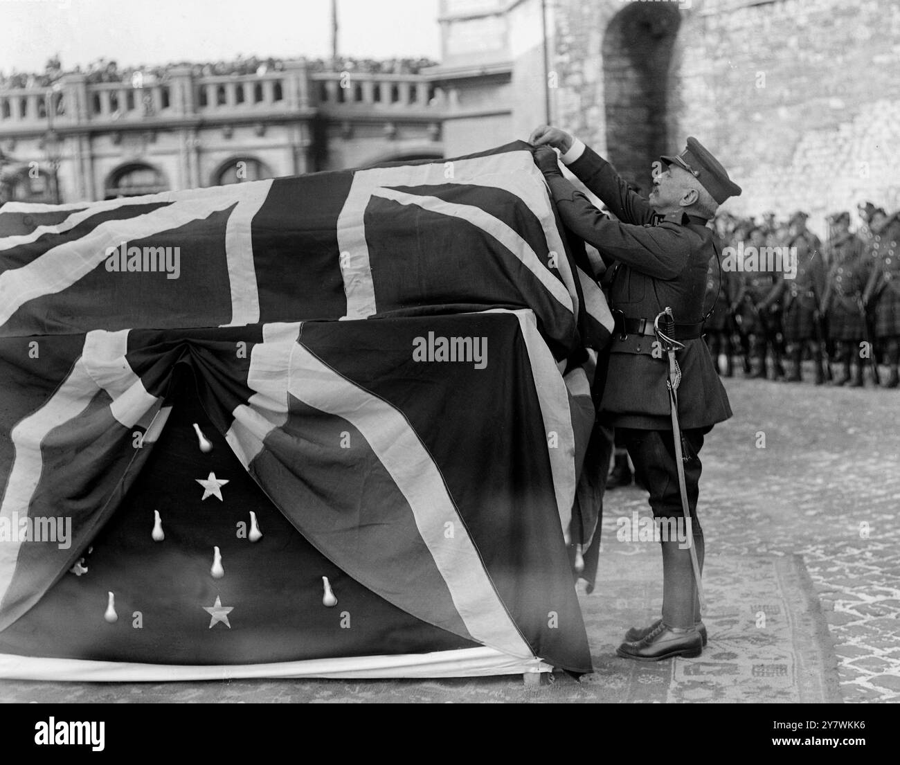 Amener le corps du regretté capitaine Fryatt de Belgique en Angleterre. Le général Hammoteau décore le cercueil de l' ordre de Léopold , au nom d' Albert Ier , roi des Belges . 6 juillet 1919 Banque D'Images