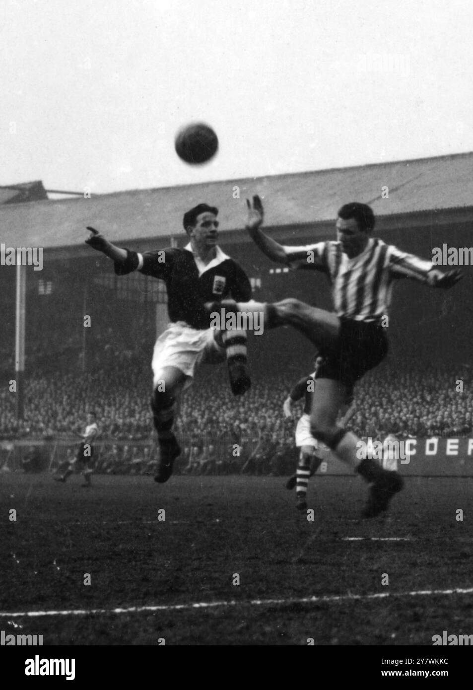 L'attaquant de Birmingham City Govan ( à gauche ) et le centre de Sunderland moitié Daniel alors qu'ils luttent pour le ballon dans le match demi - finale de la FA Cup au terrain de Hillsborough , Sheffield . Birmingham en clair - coupe style a submergé Sunderland de 3 buts à zéro et maintenant rencontrer Manchester City , vainqueur sur Tottenham Hotspur , dans la finale de Wembley 18 mars 1956 Banque D'Images