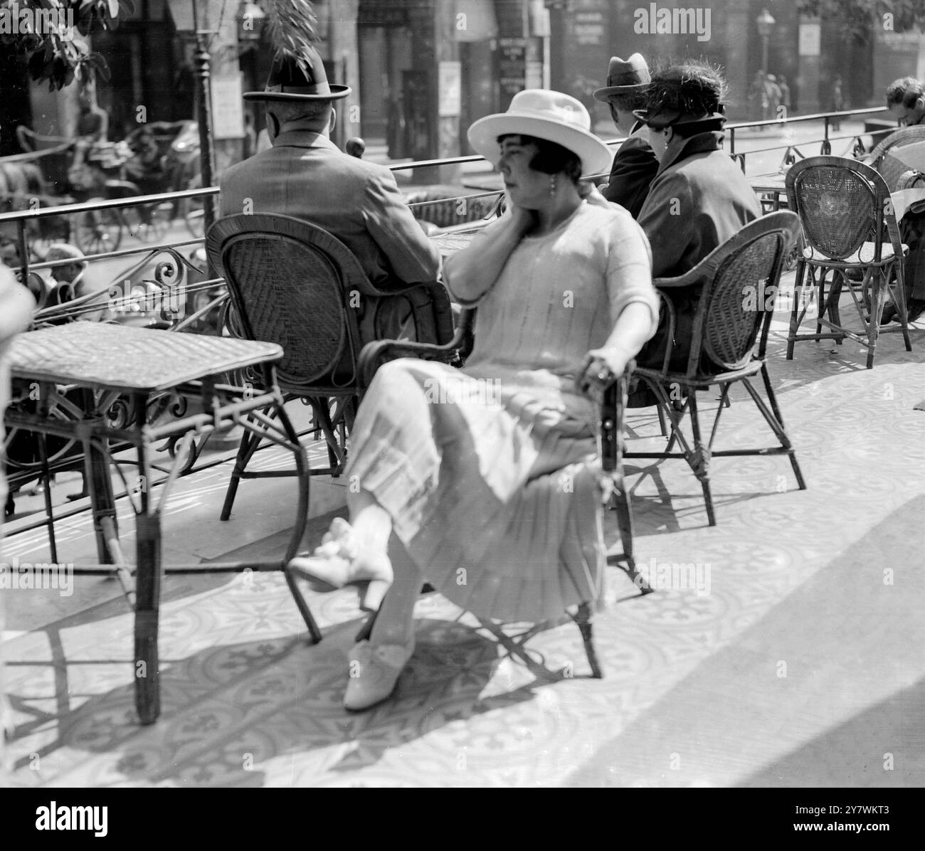 La saison du Caire : Mme Lawford prenant le thé sur la belle terrasse d'un hôtel , le Caire , Egypte . 28 mars 1923 Banque D'Images