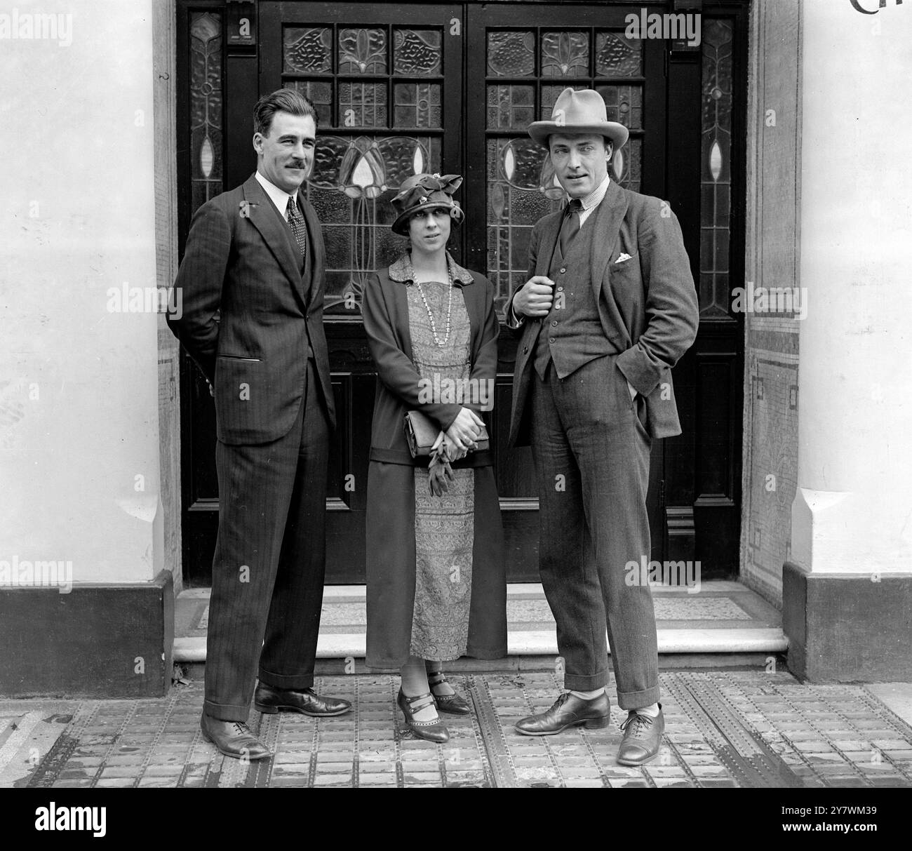 Acteurs Mr Austin Trevor ( ' Alec ' ) , Miss Gwen Frangcon - Davies ( ' Tess ' ) , Mr Ion Swinley ( ' Angel Clare ' ) devant le Barnes Theatre , Londres , Angleterre pendant les répétitions de Tess . 1925 Banque D'Images