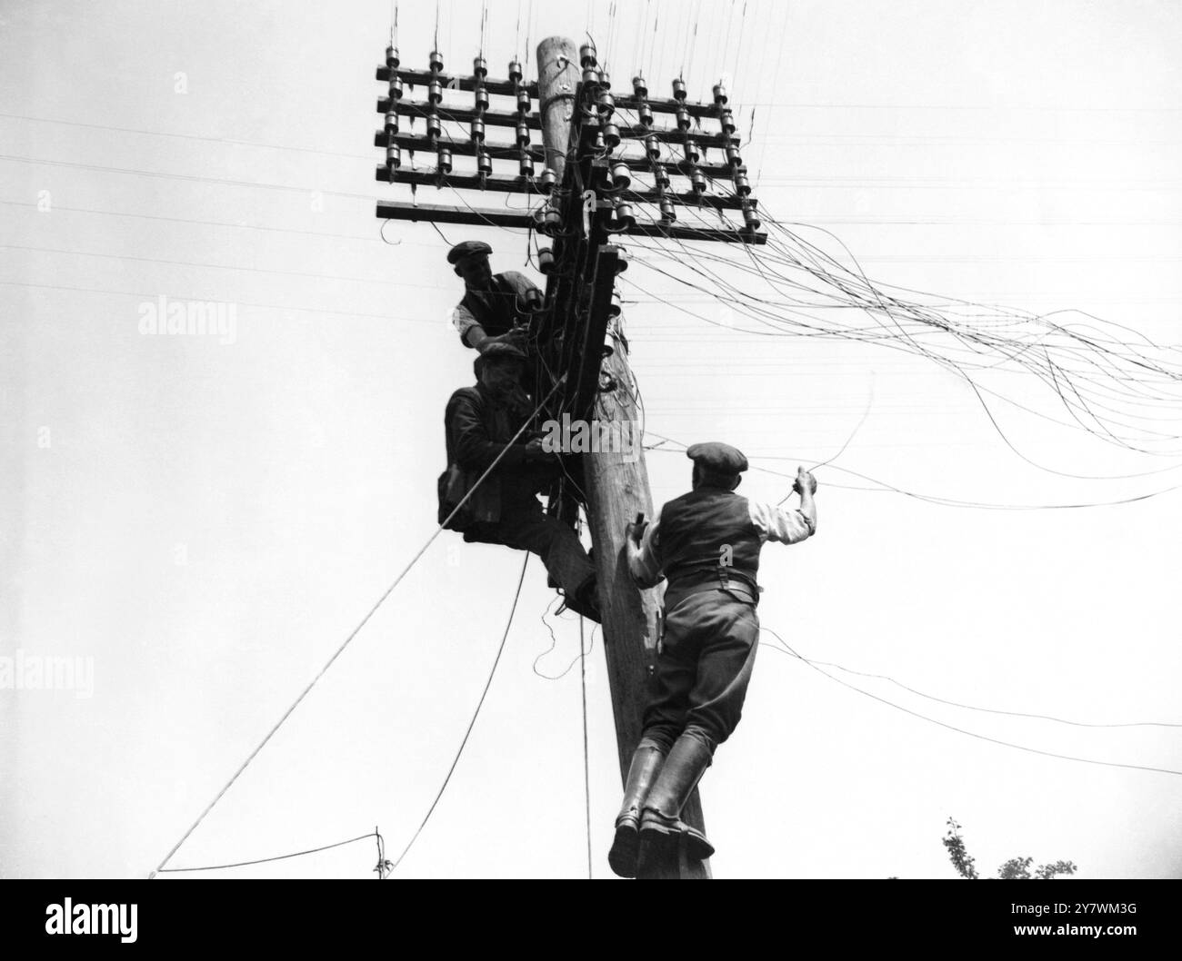 Télégraphe fils hommes en 1934 ©TopFoto Banque D'Images