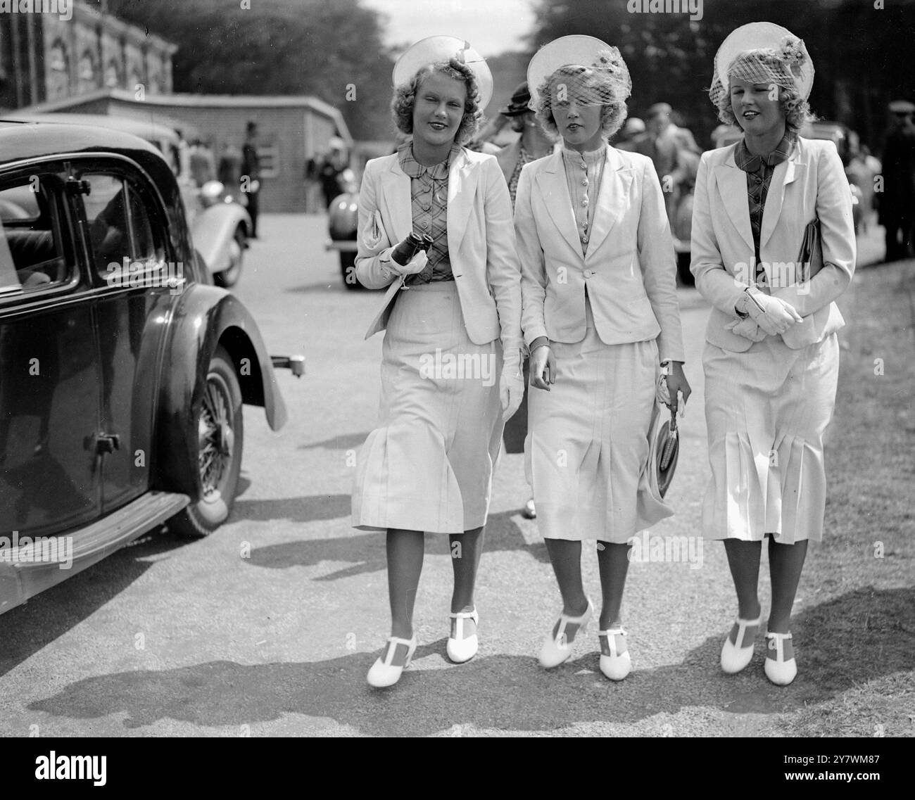 Les triplés Mawby , Claudette , Angela et Claudine , fréquentant Goodwood , West Sussex , Angleterre . 1938 Banque D'Images