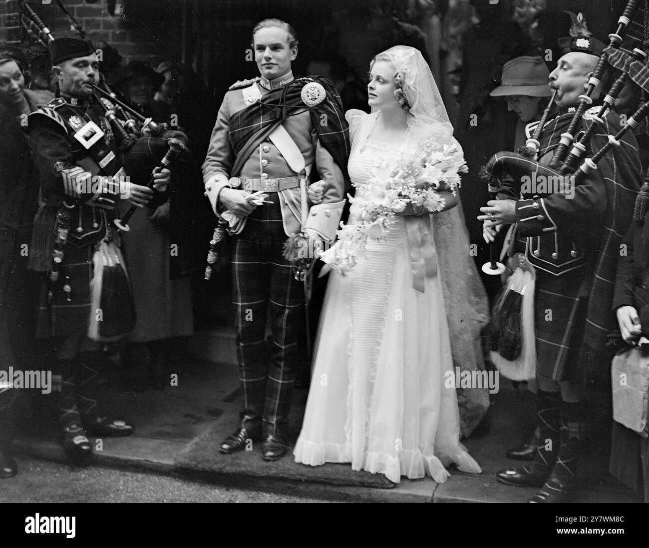 Mariage du major Claude Richard Kindersley et de Mlle Vivien Darwin à Holy Trinity , Brompton , Londres , Angleterre . 5 octobre 1938 Banque D'Images