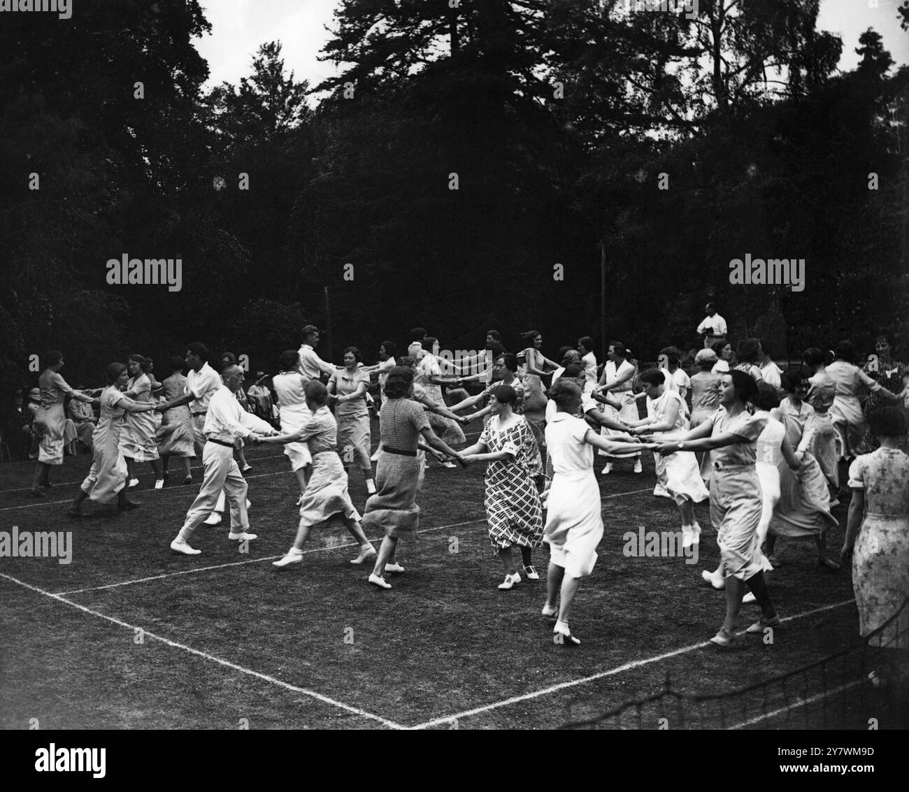 Danse folklorique en 1934 - la Folk Song Society a fusionné avec la English Folk Dance Society en 1932 ©TopFoto Banque D'Images