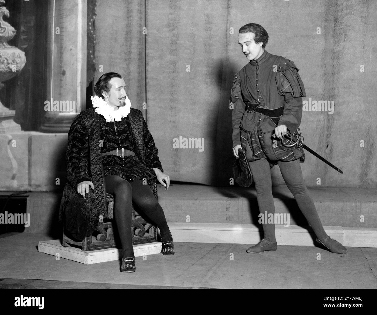 La pièce ' beaucoup de bruit sur rien ' de William Shakespeare jouée à la Royal Academy of Music . Photographié est Miss Peggy Robb - Smith dans le rôle de ' Hero ' et Miss Barbara Ravenscrott dans le rôle d' ' Ursula ' . 1923 Banque D'Images La pièce ' beaucoup de bruit sur rien ' de William Shakespeare jouée à la Royal Academy of Music . Photographié est Miss Peggy Robb - Smith dans le rôle de ' Hero ' et Miss Barbara Ravenscrott dans le rôle d' ' Ursula ' . 1923 Banque D'Images
