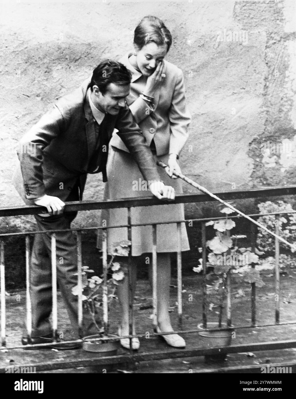 Copenhague , Danemark - Puy L'Eveque dans le centre de la France - leçon de pêche pour la princesse héritière danoise Margrethe de son fiancé le comte Henri de Laborde de Monpezat au domaine du maire du Puy L'Eveque le 14 octobre où le couple était invité par le maire Ernest Marcouli lors de leur visite dans ce village typique du centre de la France - photo datée du 17 octobre 1966 ©TopFoto Banque D'Images
