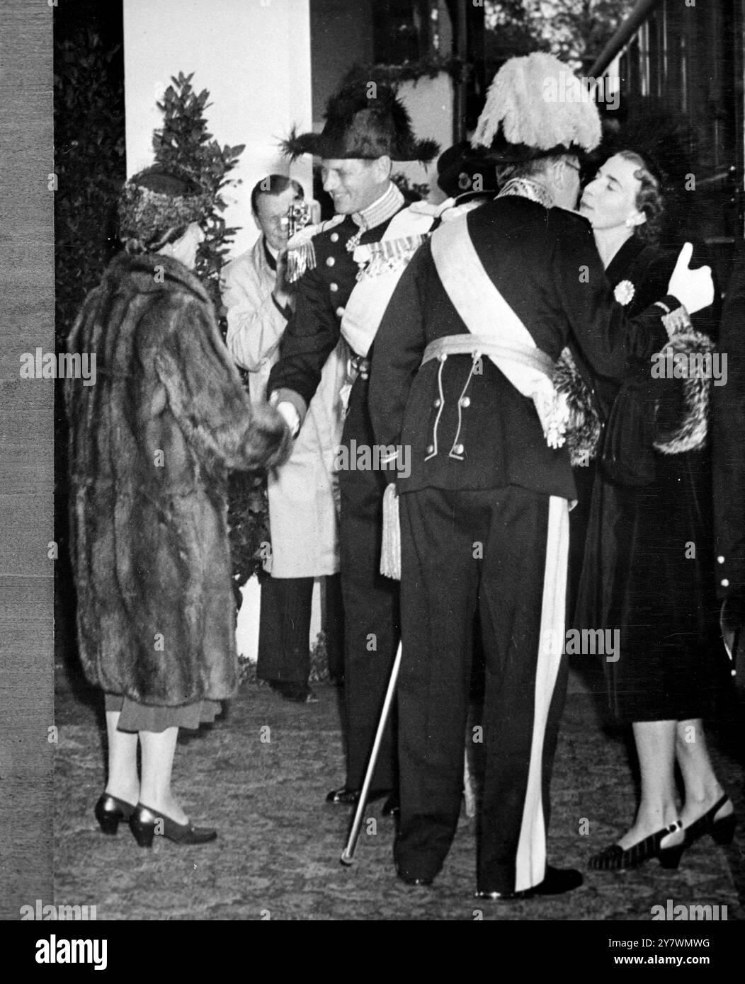 La famille royale du Danemark est arrivée à Stockholm lors de sa première visite en Suède. Couple Prince héritier vu accueillir le Roi et la Reine du Danemark après leur arrivée à la gare centrale de Stockholm. 10 septembre 1947 Banque D'Images