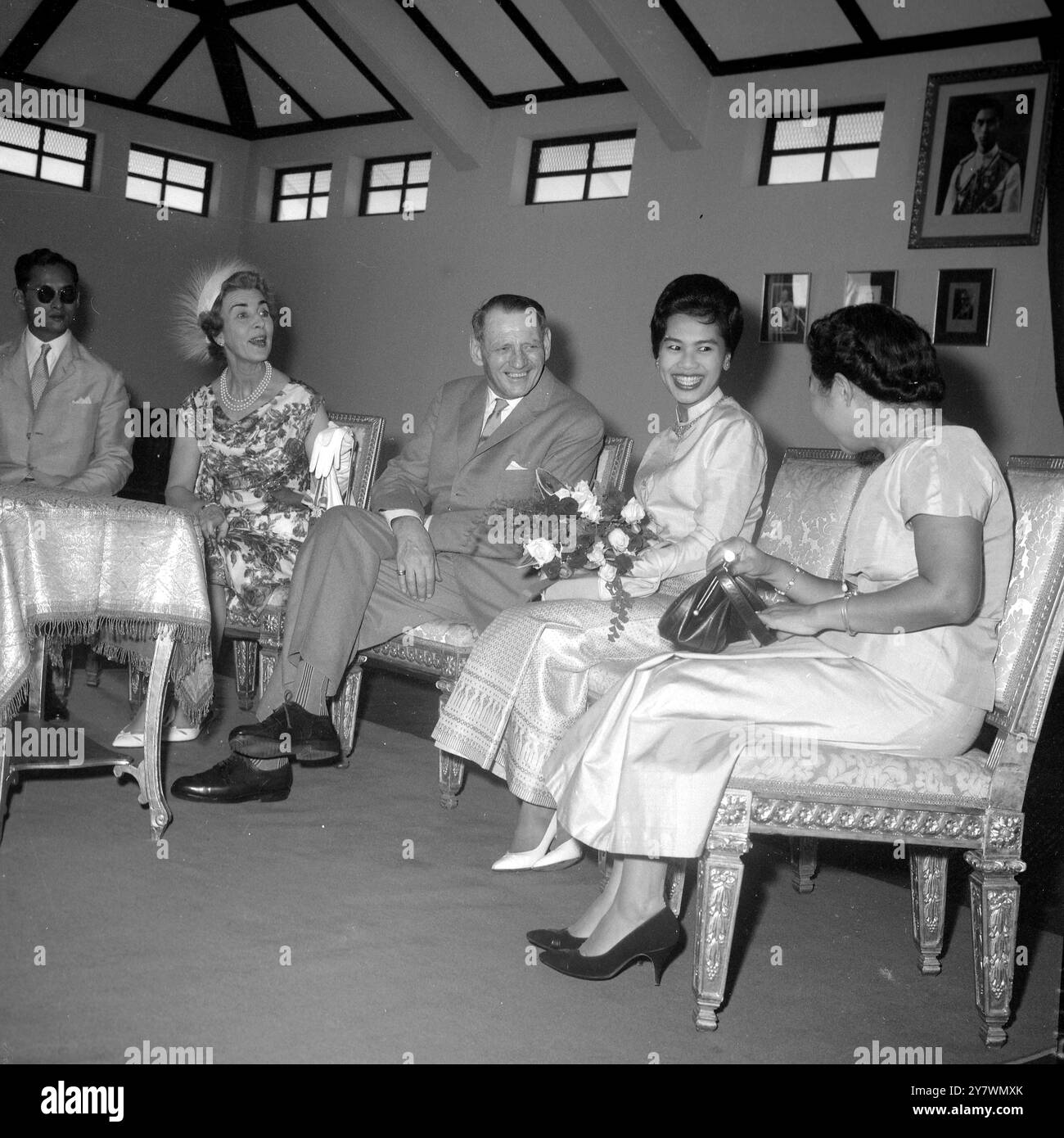 Bangkok , Thaïlande : de gauche à droite : le roi Phumiphon de Thaïlande ; la reine Ingrid de Danemark ; le roi Frederik de Danemark ; la reine Sirikit de Thaïlande , et la reine Rambhai , veuve du défunt roi Prajathipok de Thaïlande , discutent joyeusement ensemble lorsque le roi et la reine danois en visite inaugurent officiellement une nouvelle bibliothèque et un centre de recherche de la Siam Society à Bangkok , le 13 janvier . Le nouveau bâtiment a été construit grâce à des fonds provenant principalement de la colonie danoise locale - 17 janvier 1962 ©TopFoto Banque D'Images