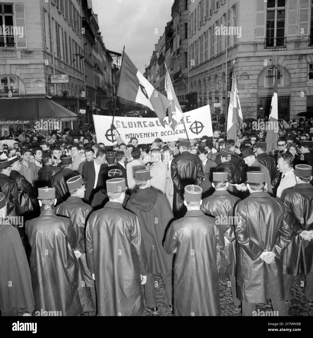 Lorsque la nouvelle pièce de Jean Genet, les paravents, critiquant la conduite de l'armée pendant la campagne algérienne, ouvrit un important contingent de policiers armés qui devait protéger le théâtre contre la marche des manifestants , Paris , France . 6 mai 1966 Banque D'Images