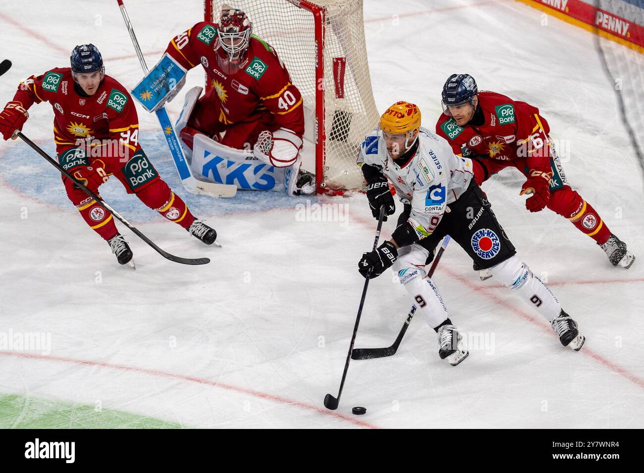 Jan Urbas (Fischtown Pinguins Bremerhaven, #09), GER Duesseldorfer EG v. Fischtown Pinguins Bremerhaven, Eishockey, Deutsche Eishockey-Liga, 5. Spieltag, saison 2024/2025, 01.10.2024 Foto : Eibner-Pressefoto/Fabian Friese Banque D'Images