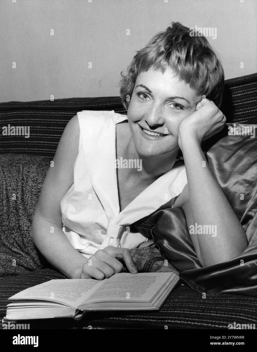 Sheila Hancock, 25 ans, ravit le public dans la comédie musicale n'ayant pas longtemps quitté Bromley Rep. dans le Kent. La critique a acclamé sa performance dans Make me an Offer au Theatre Royal, Stradford East, Londres. Novembre 1959 Banque D'Images