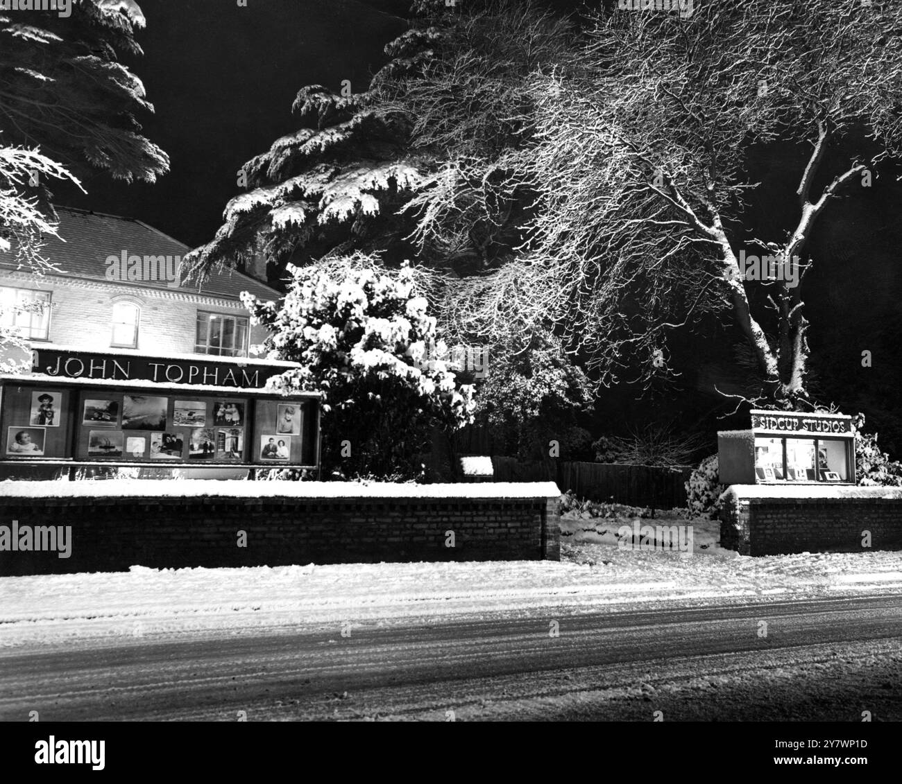 John Topham Showcase et Sidcup Studios devant John Topham Ltd locaux du photographe dans la neige la nuit - 120 main Road à Sidcup ©TopFoto Banque D'Images