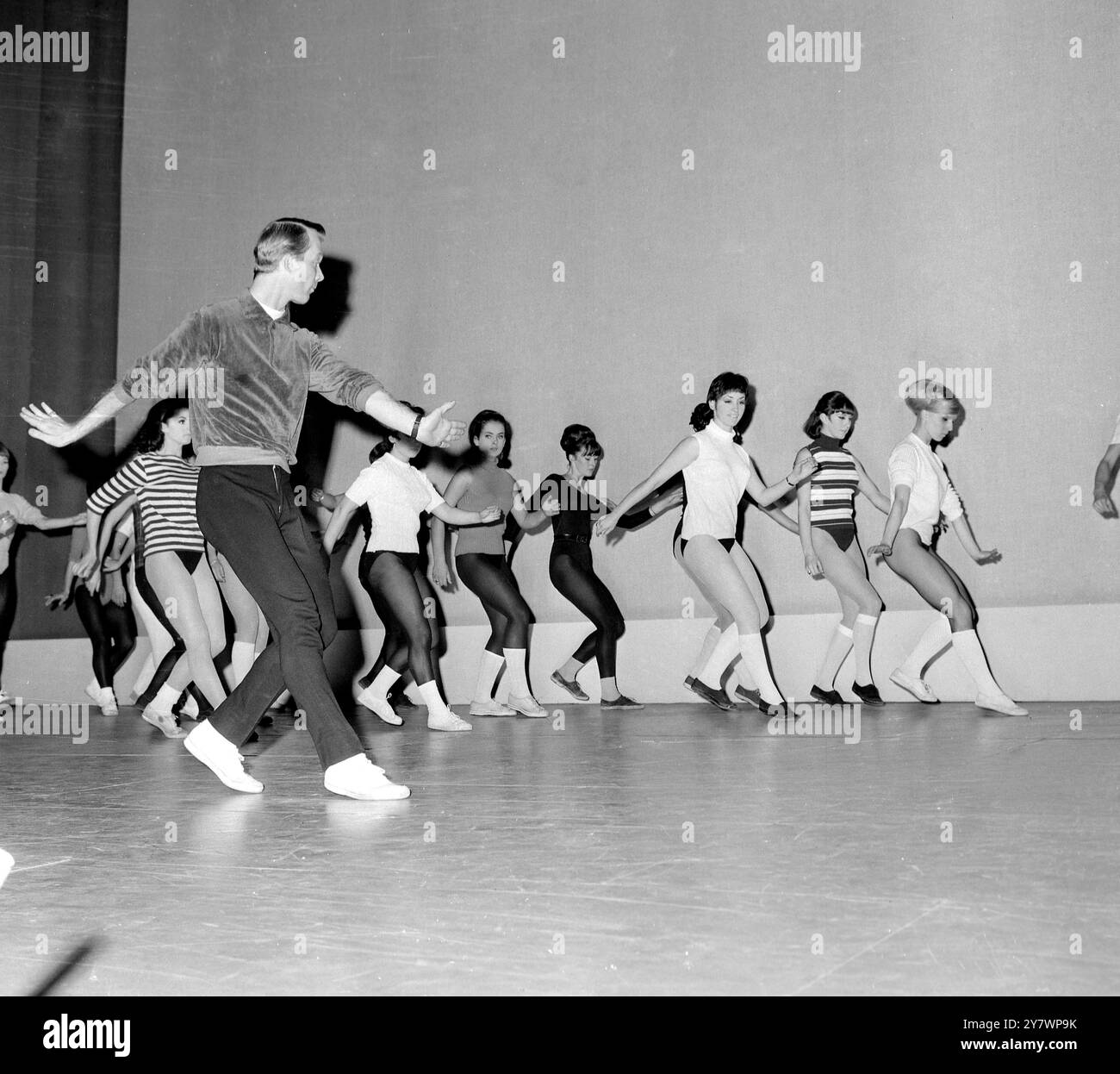 Lowell Purvis , de New York , assistant du réalisateur et chorégraphe Gower Champion , tient les premières auditions pour la production londonienne de Hullo Dolly ! . Mary Martin , star de la musique américaine , jouera le rôle-titre dans la comédie musicale . 28 septembre 1965 Banque D'Images