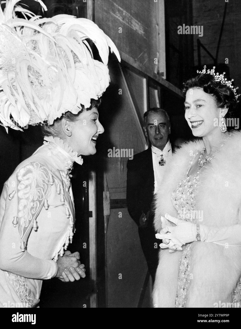 Un radieux , SM la reine Elizabeth II de Grande-Bretagne accompagné du comte Mountbatten de Birmanie , est allé dans les coulisses du Theatre Royal de Londres Drury Lane à Say Hullo à la star américaine de comédie musicale Mary Martin , qui portait son costume de scène du spectacle dont elle joue le rôle-titre , Hullo Dolly ! . La reine a rencontré Mme Martin après qu'elle ait assisté à un spectacle de gala , qui aide le Historic Churches Preservation Trust . 7 décembre 1965 Banque D'Images