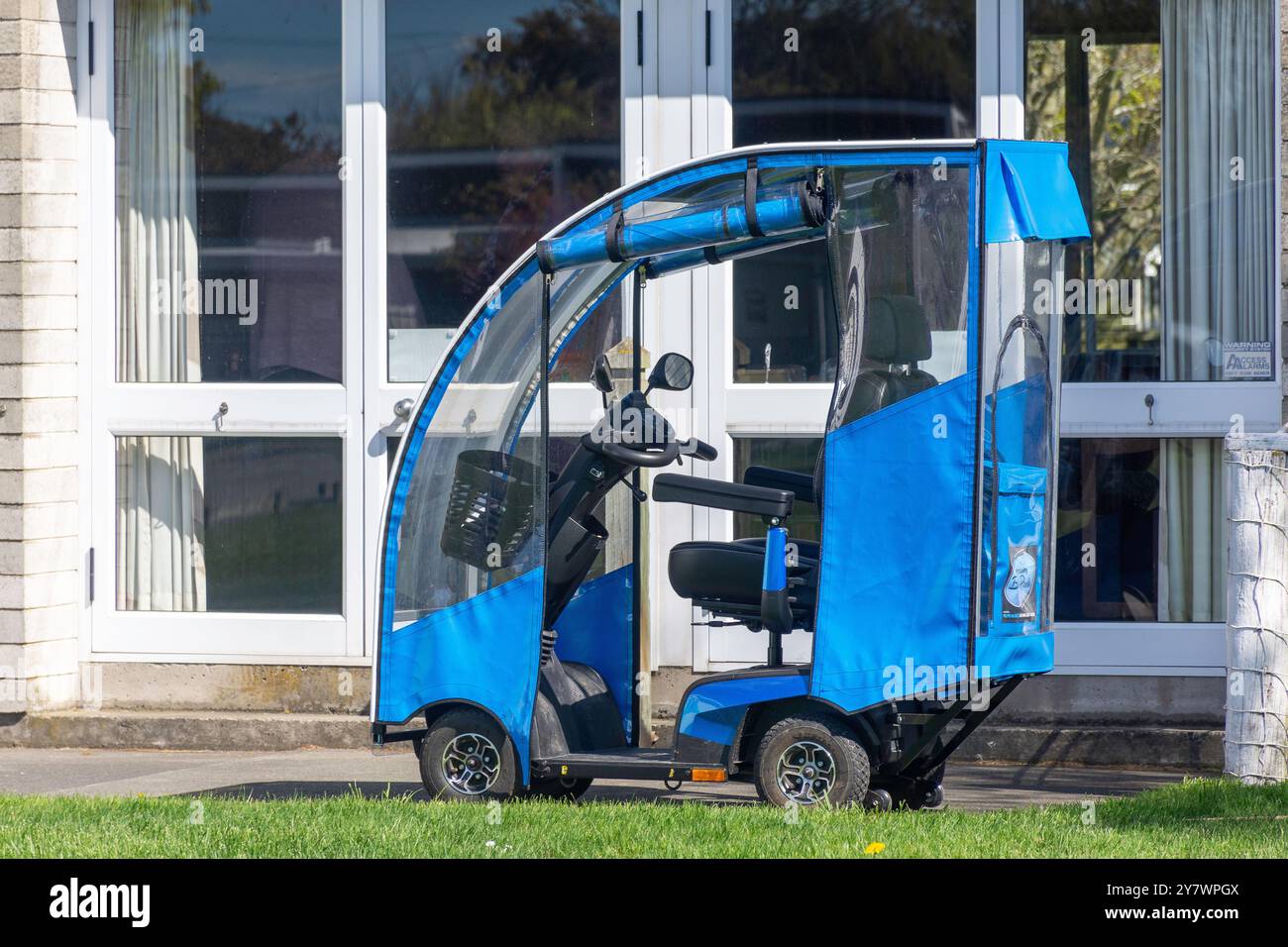 Scooter de mobilité avec couverture à l'extérieur du hall de l'église, Blakes Road, Prebbleton, Selwyn District, Selwyn District, Canterbury, Nouvelle-Zélande Banque D'Images