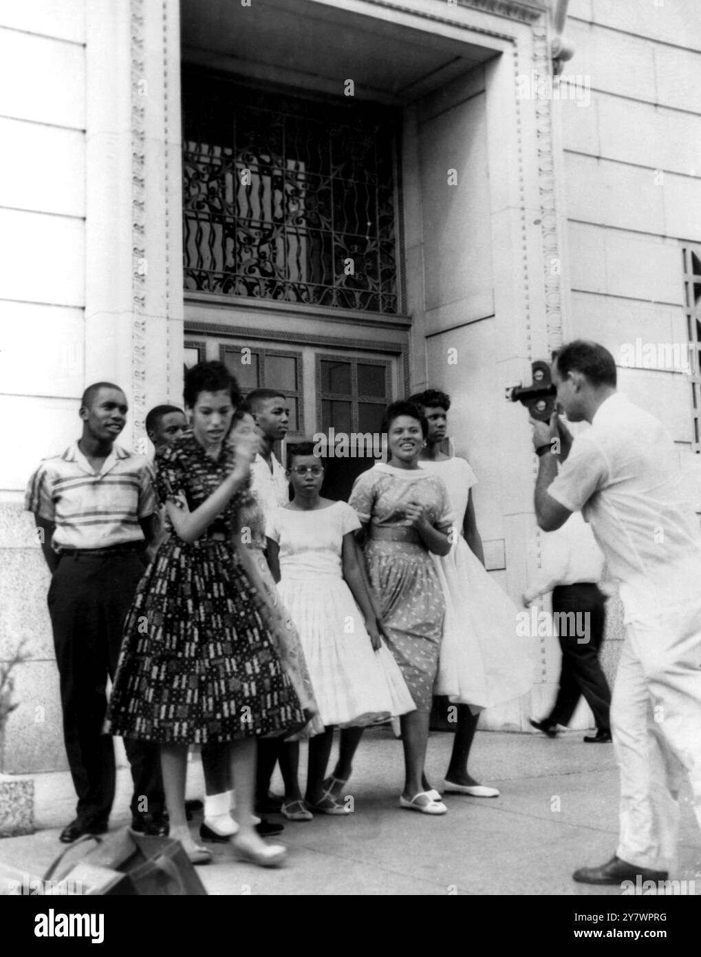 Empêchés de s'inscrire à la Central High School - Little Rock - Arkansas - les neuf étudiants qui ont été empêchés de s'inscrire à la Central High School , ici le 3 septembre , quittent le bâtiment fédéral le 6 septembre après avoir signé des affidavits sur leurs cas. Les gardes nationaux , sous les ordres du gouverneur Orval Falbus , ont maintenu l'école ségréguée malgré les ordres fédéraux d'intégration - États-Unis Banque D'Images
