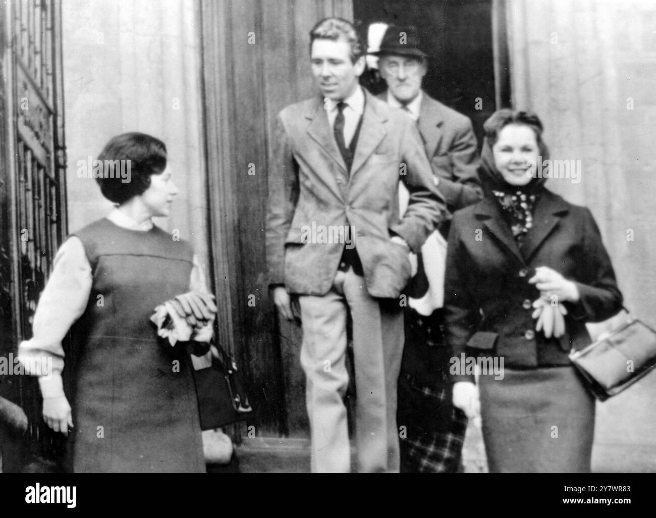 Birr , Irlande : H R H Princesse Margaret , Comtesse de Snowdon avec son mari , le comte de Snowdon , et sa belle-mère , la comtesse de Rosse ( à droite ) sont photographiées quittant le château de Birr aujourd'hui pour une visite du district accidenté du Connemara en Irlande . 5 janvier 1965 Banque D'Images