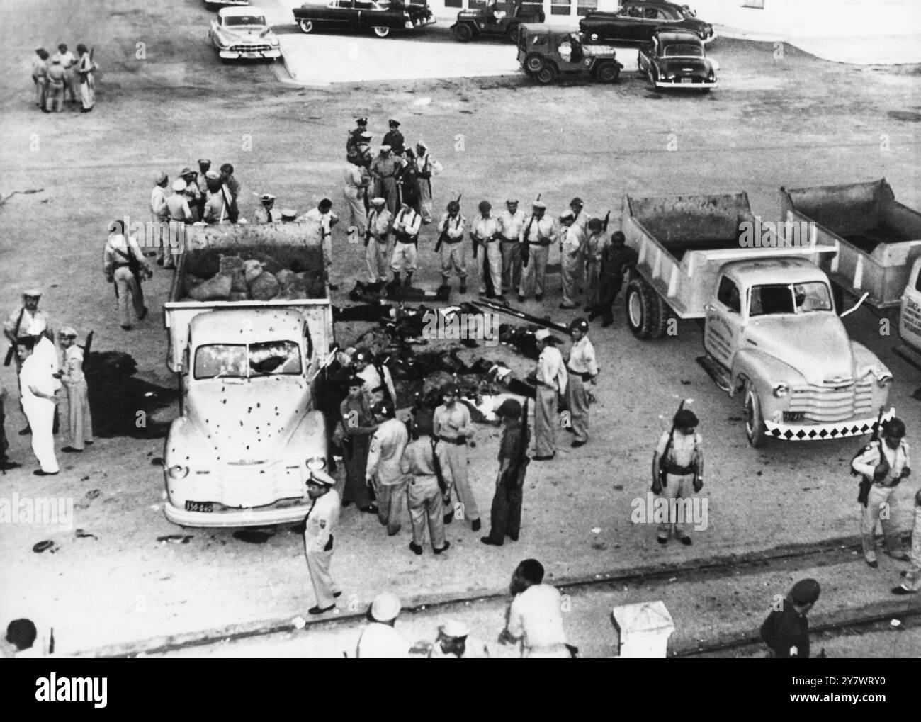 La scène dans la caserne de garnison de l'armée cubaine à Matanzas , après les combats qui ont suivi une attaque de jeunes rebelles . Des camions sont entrés par la barricade en haut à gauche et se sont dirigés vers l'avant du bâtiment administratif où les rebelles sont descendus et ont ouvert le feu. A gauche se trouve un camion d'entreprise de construction utilisé par les rebelles dans l'attaque , et certains des assaillants tués sont vus à côté. L'attaque a été écrasée en environ trois heures. Pendant les combats, dix personnes auraient été tuées le 1er mai 1956 Banque D'Images