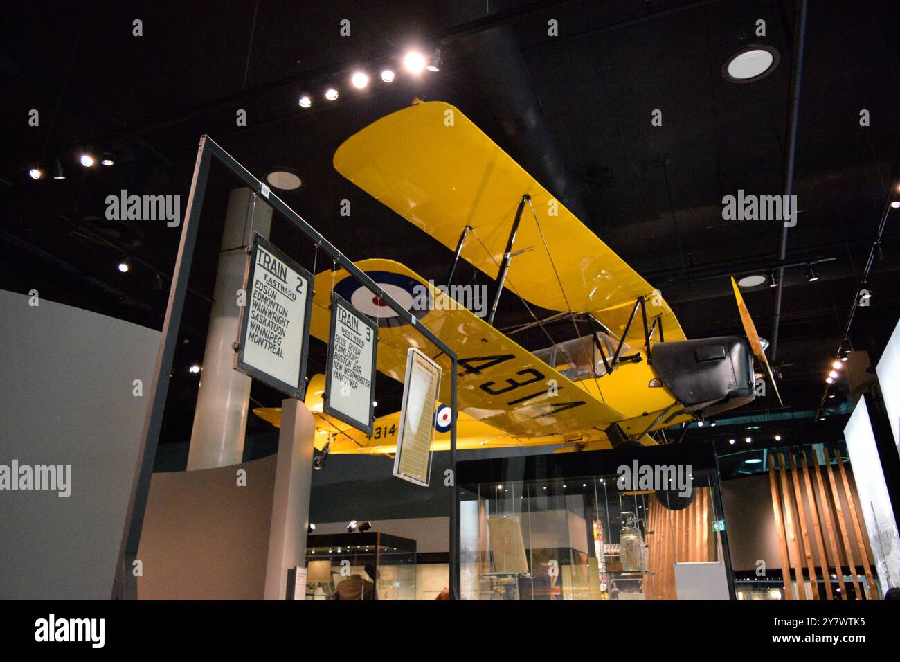 avion exposé dans un musée, vintage bien conservé, présentant l'histoire de l'aviation et les premières techniques aéronautiques. Banque D'Images