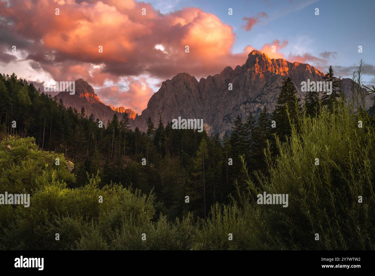 Romantique coucher de soleil coloré dans les montagnes au cœur des Alpes juliennes, dans le parc national du Triglav, Slovénie. Moment à couper le souffle quand le soleil peint. Banque D'Images