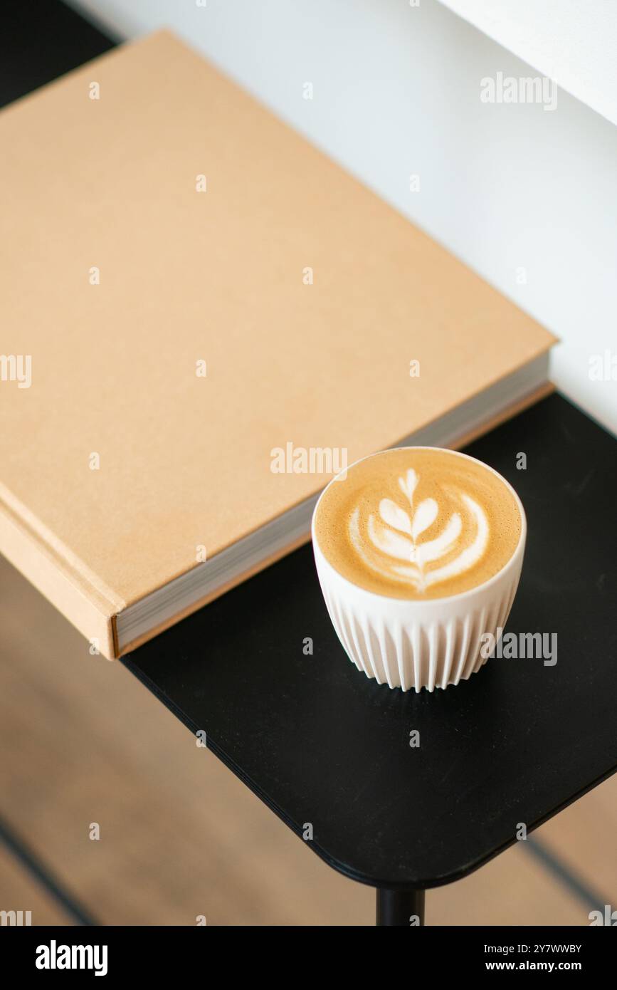 Tasse de cappuccino avec magnifique latte art crème sur une table de café minimaliste. Style minimaliste. Vue de dessus. Banque D'Images