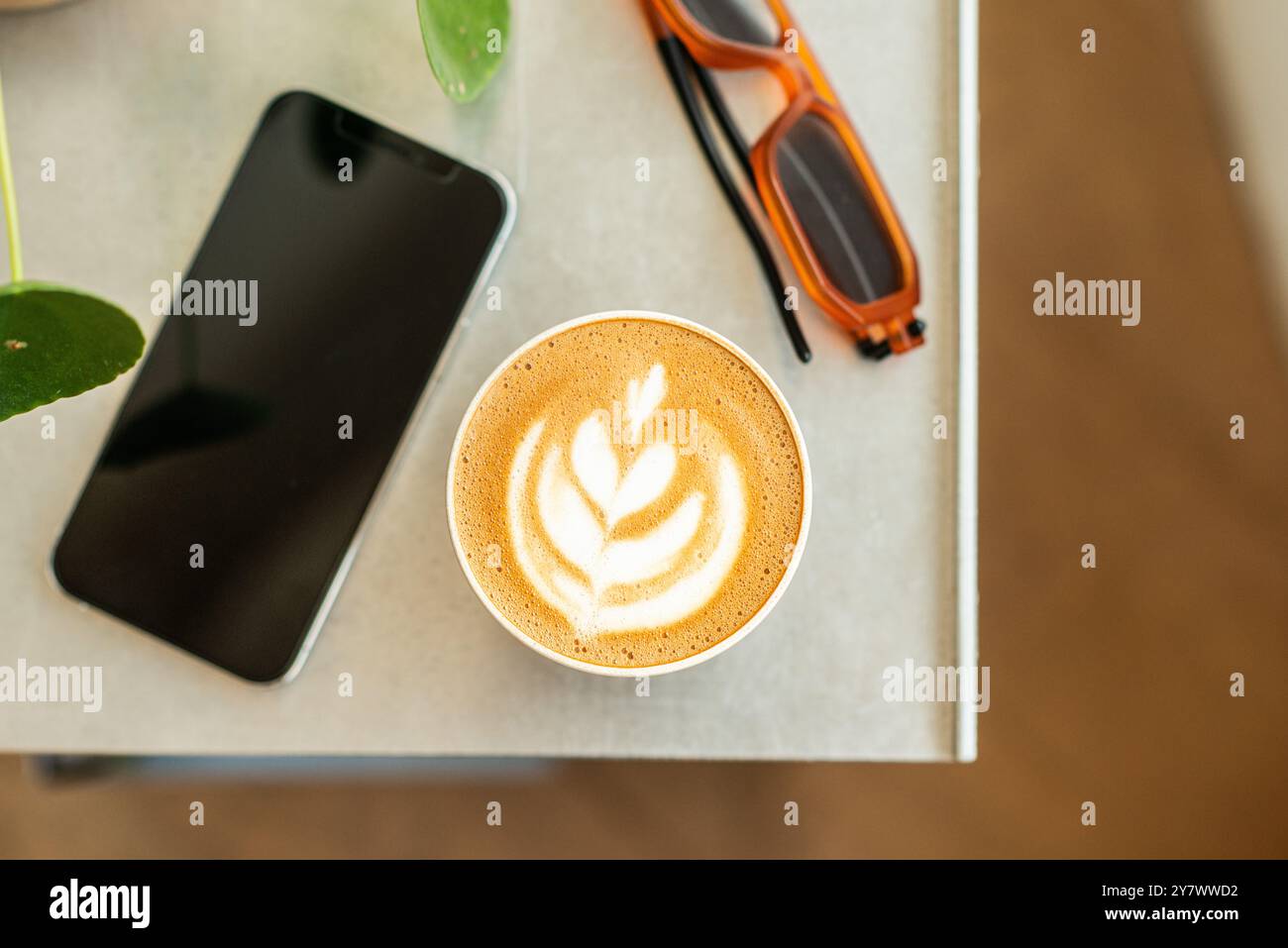 Tasse de cappuccino avec magnifique latte art crème sur une table de café minimaliste. Style minimaliste. Vue de dessus. Banque D'Images