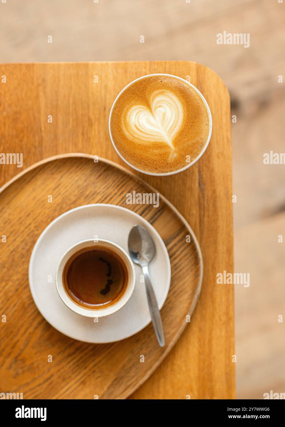 Tasse de cappuccino avec magnifique latte art crème sur une table de café minimaliste. Style minimaliste. Vue de dessus. Banque D'Images
