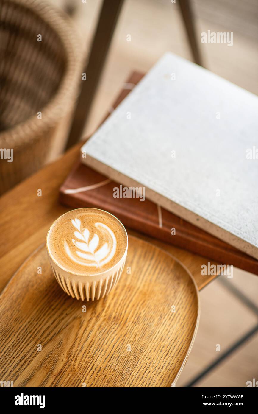 Tasse de cappuccino avec magnifique latte art crème sur une table de café minimaliste. Style minimaliste. Vue de dessus. Banque D'Images