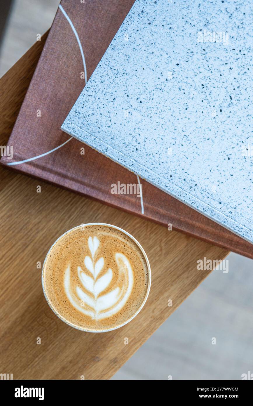 Tasse de cappuccino avec magnifique latte art crème sur une table de café minimaliste. Style minimaliste. Vue de dessus. Banque D'Images