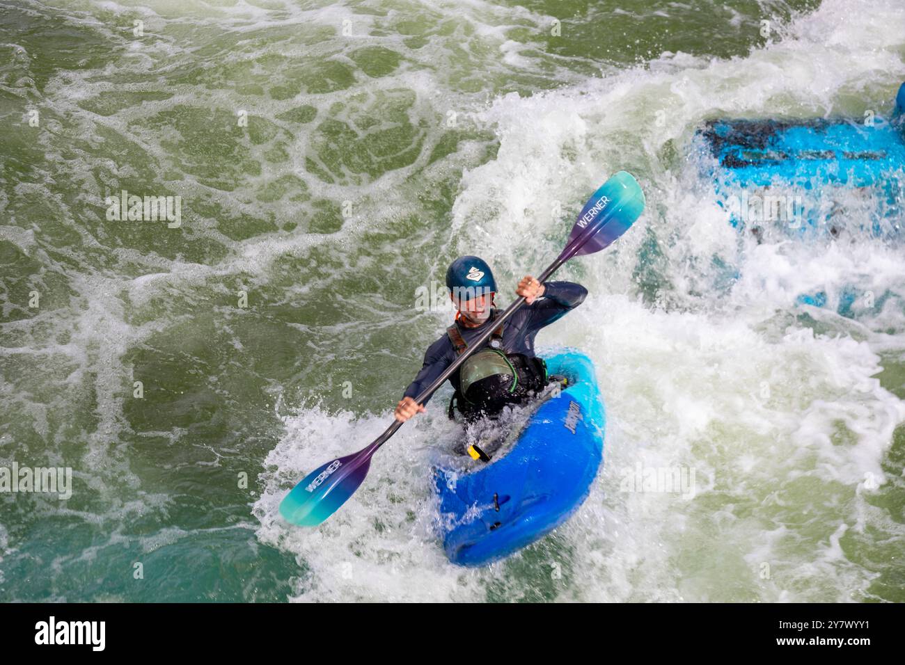 Oklahoma City, Oklahoma - kayak à Riversport, un centre dédié au kayak, au rafting et à d'autres aventures en plein air sur un parcours contrôlé. Banque D'Images
