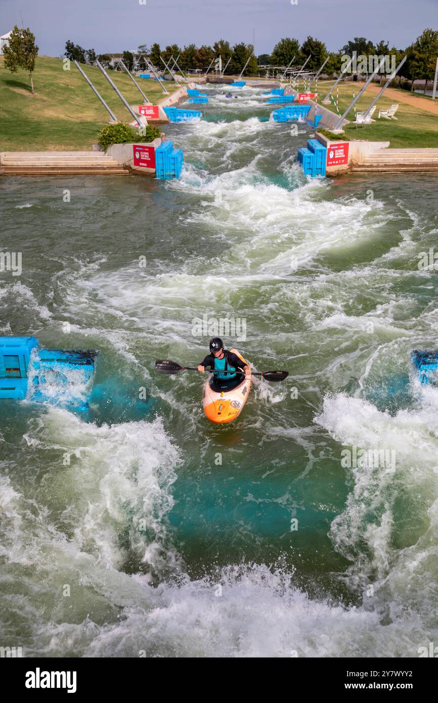 Oklahoma City, Oklahoma - kayak à Riversport, un centre dédié au kayak, au rafting et à d'autres aventures en plein air sur un parcours contrôlé. Banque D'Images