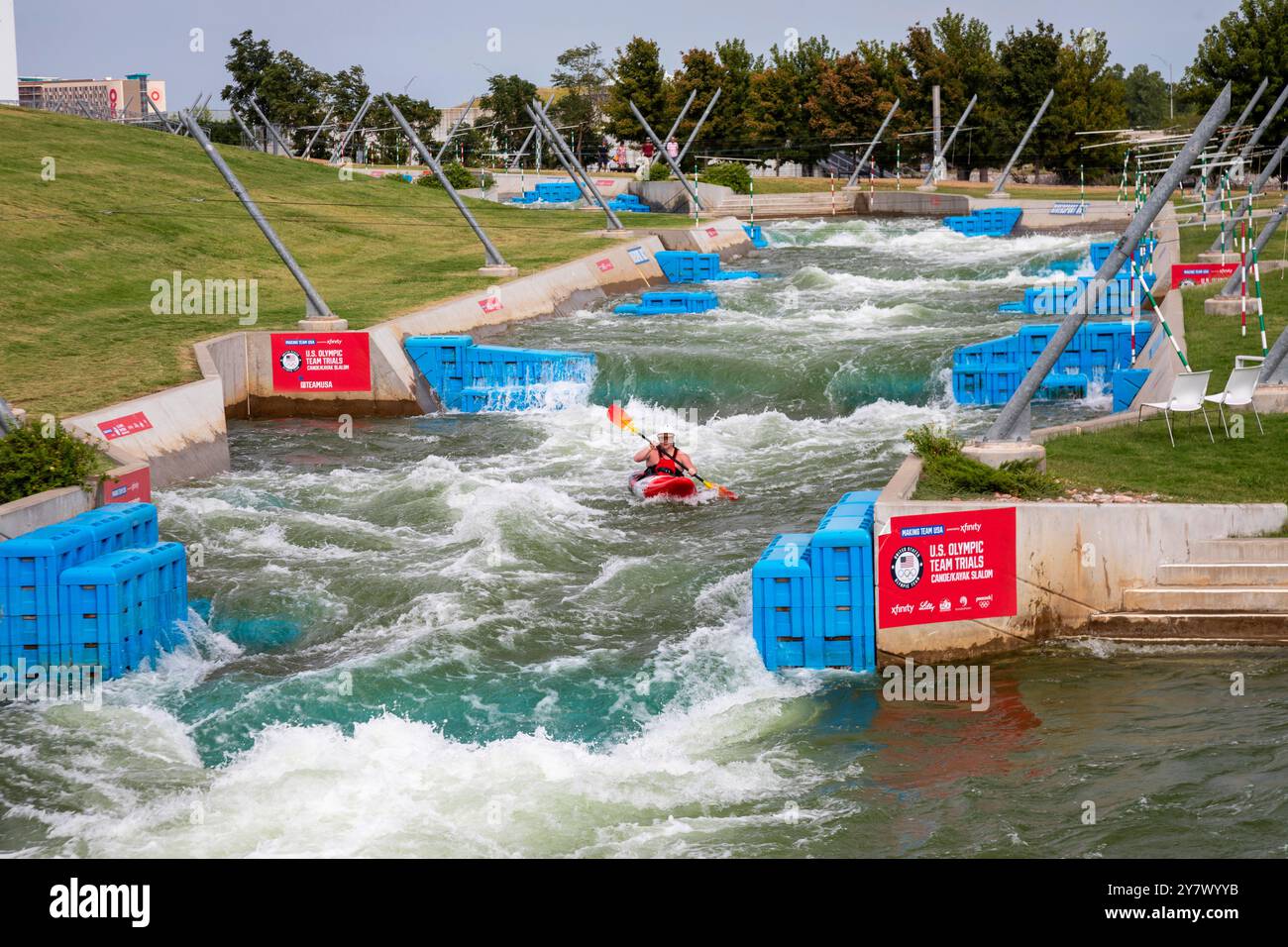 Oklahoma City, Oklahoma - kayak à Riversport, un centre dédié au kayak, au rafting et à d'autres aventures en plein air sur un parcours contrôlé. Banque D'Images
