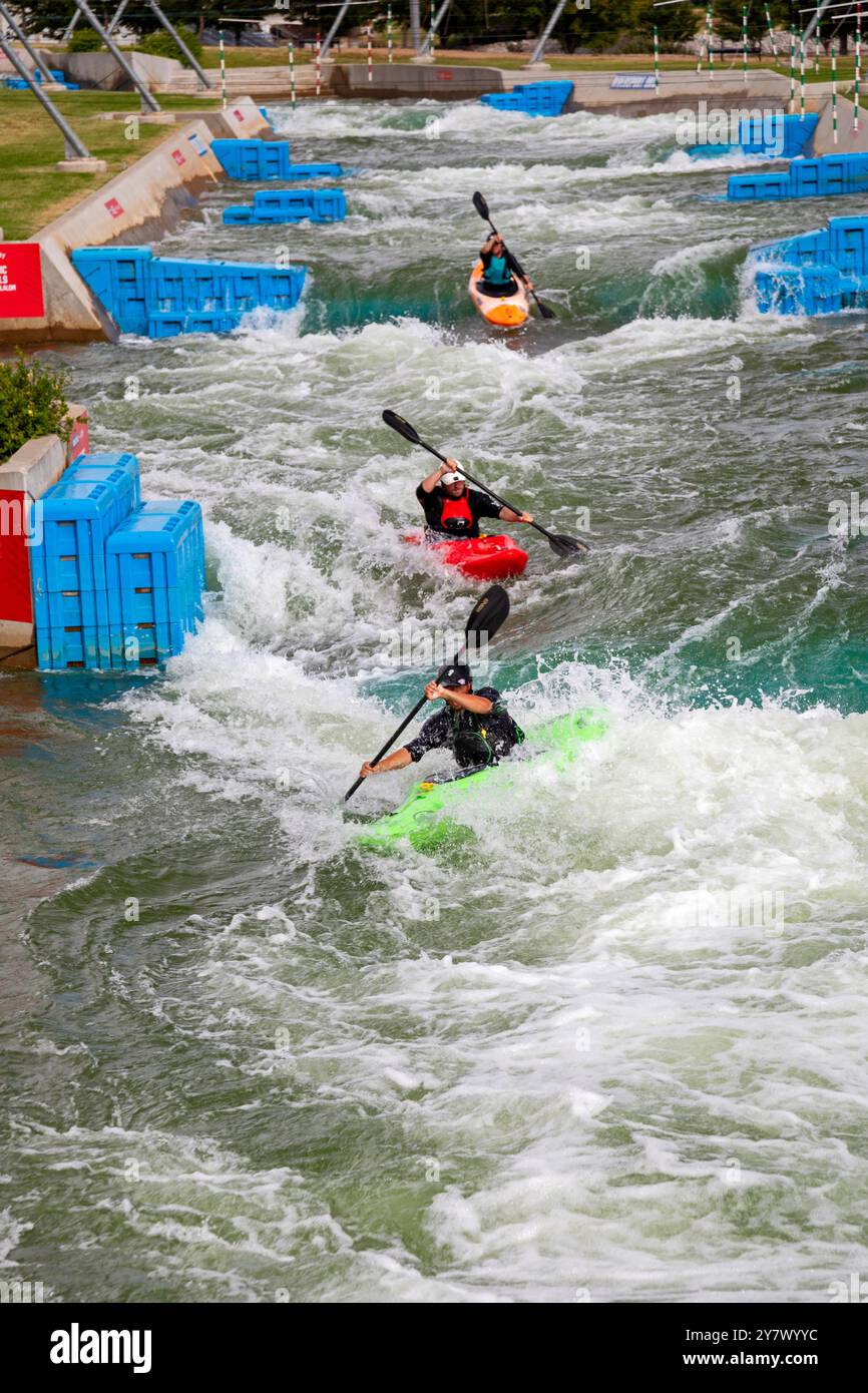 Oklahoma City, Oklahoma - kayak à Riversport, un centre dédié au kayak, au rafting et à d'autres aventures en plein air sur un parcours contrôlé. Banque D'Images