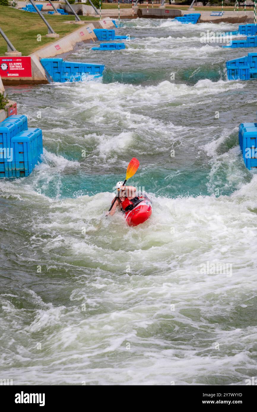 Oklahoma City, Oklahoma - kayak à Riversport, un centre dédié au kayak, au rafting et à d'autres aventures en plein air sur un parcours contrôlé. Banque D'Images