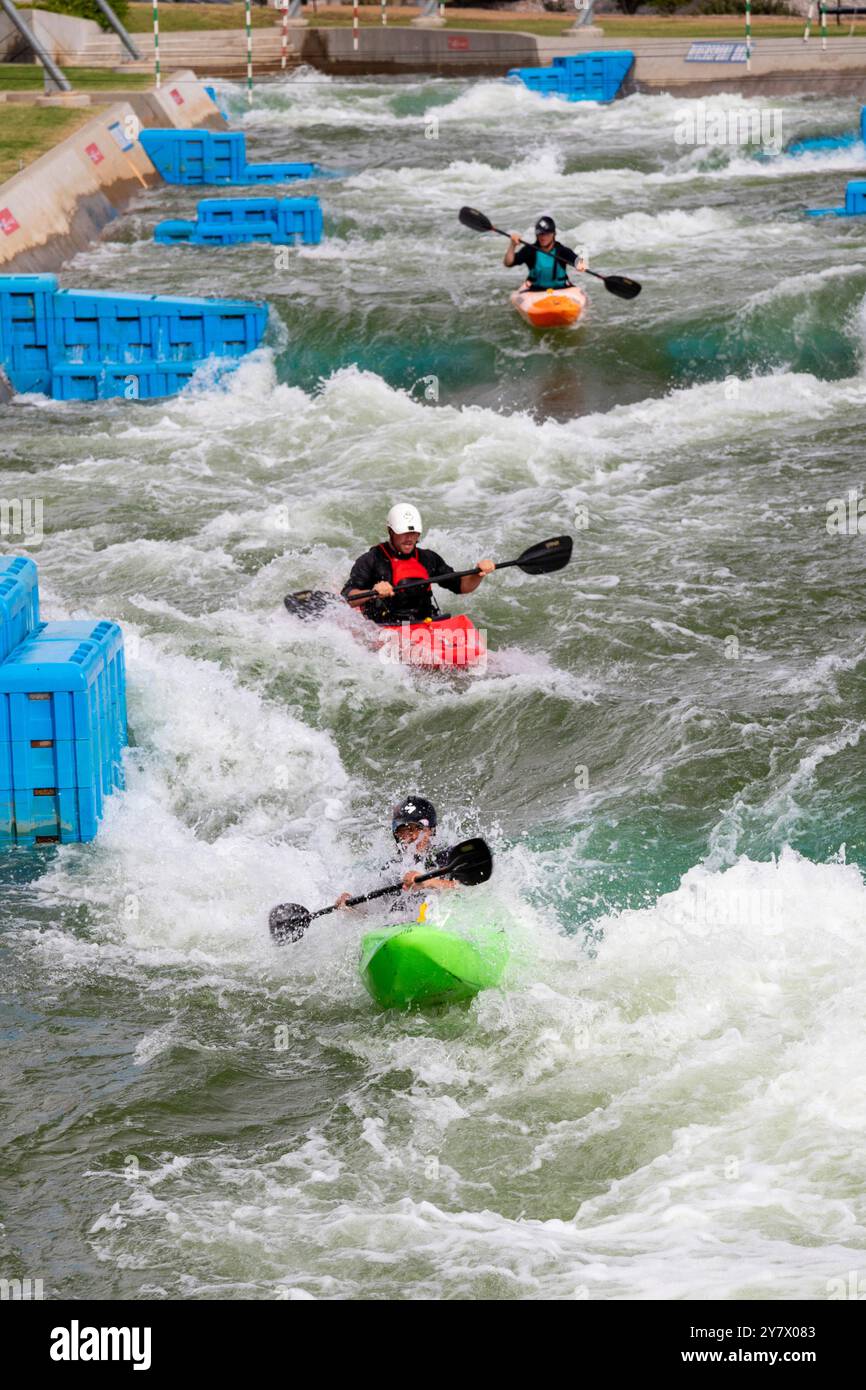 Oklahoma City, Oklahoma - kayak à Riversport, un centre dédié au kayak, au rafting et à d'autres aventures en plein air sur un parcours contrôlé. Banque D'Images