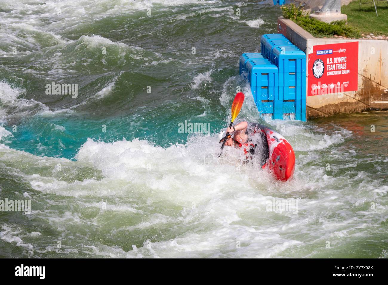 Oklahoma City, Oklahoma - kayak à Riversport, un centre dédié au kayak, au rafting et à d'autres aventures en plein air sur un parcours contrôlé. Banque D'Images