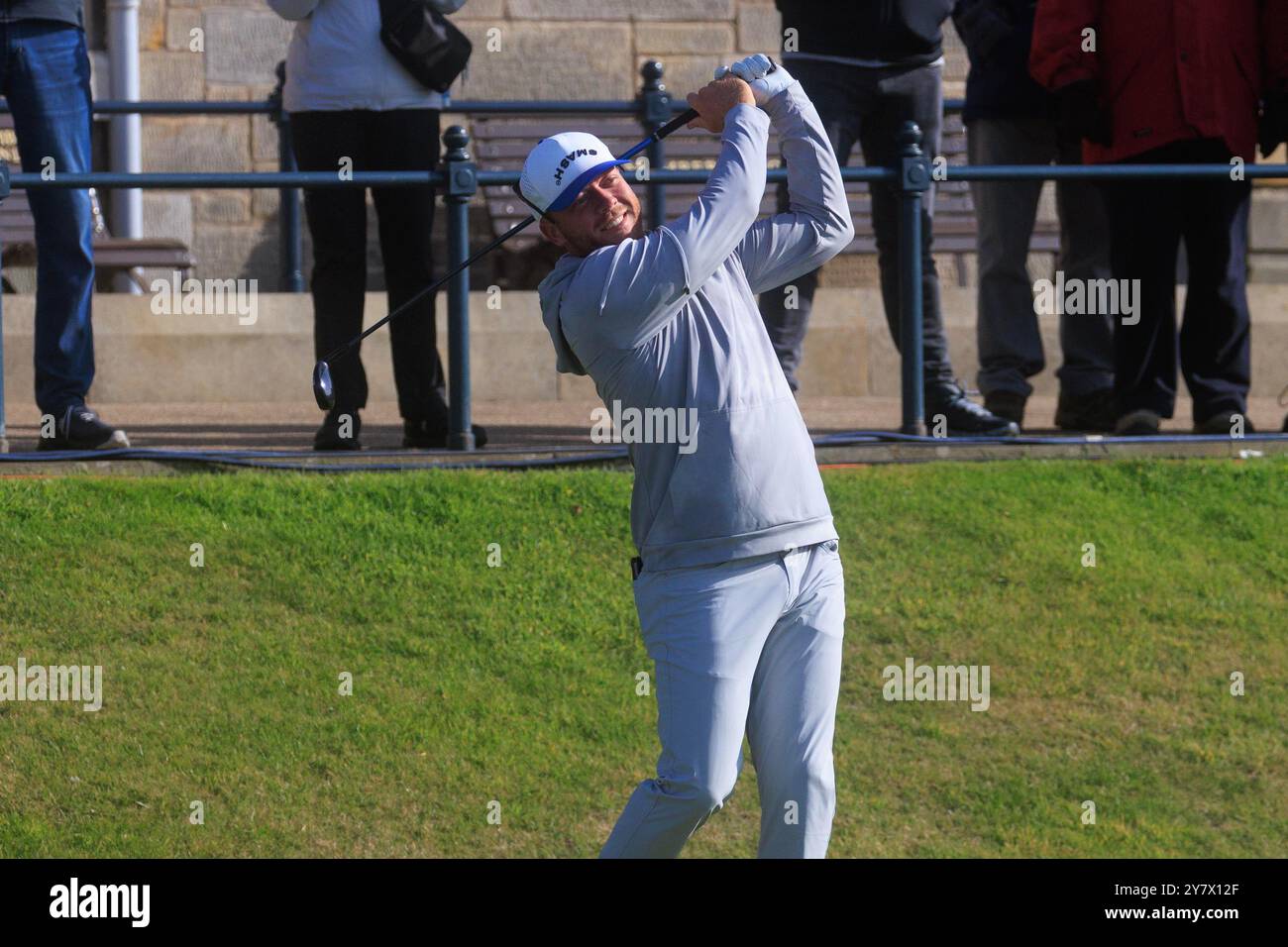 1er octobre 2024 ; Old course à St Andrews, St Andrews, Fife, Écosse ; Alfred Dunhill Links Golf Championship, deuxième journée d'entraînement ; Talor Gooch des États-Unis a fait une partie du premier trou de l'Old course, St Andrews, lors d'une manche d'entraînement avant le Dunhill Links Championship Banque D'Images