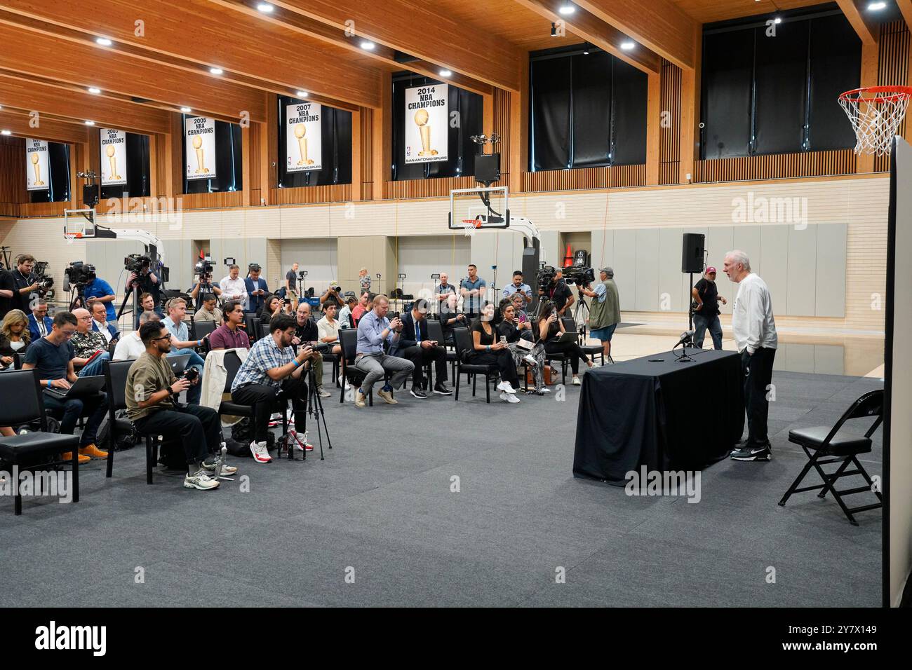 Gregg Popovich, entraîneur-chef des Spurs de San Antonio, discute de la prochaine saison NBA avec les journalistes lors de la Journée annuelle des médias de l'équipe avant la saison à venir. Banque D'Images