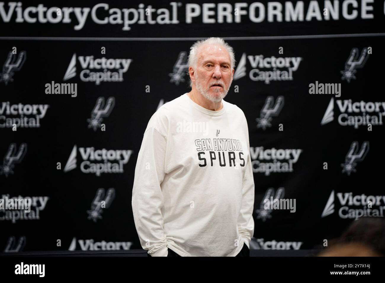 Gregg Popovich, entraîneur-chef des Spurs de San Antonio, discute de la prochaine saison NBA avec les journalistes lors de la Journée annuelle des médias de l'équipe avant la saison à venir. Banque D'Images